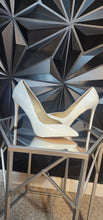 Load image into Gallery viewer, Fashion Nova white heels          sz 11
