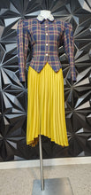 Load image into Gallery viewer, Banana Republic pleated skirt         sz 6 tall

