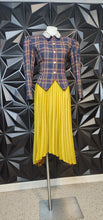 Load image into Gallery viewer, Banana Republic pleated skirt         sz 6 tall
