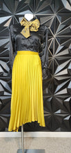 Load image into Gallery viewer, Banana Republic pleated skirt         sz 6 tall
