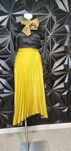 Load image into Gallery viewer, Banana Republic pleated skirt         sz 6 tall

