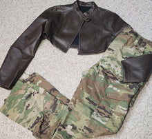 Load image into Gallery viewer, Camo 2 piece set w crop jacket         sz small
