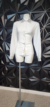 Load image into Gallery viewer, Lucia white embroidered blouse         sz untagged, Best fitting sz medum
