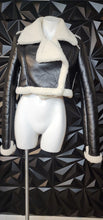 Load image into Gallery viewer, Sherpa crop coat               sz small
