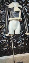 Load image into Gallery viewer, Sherpa crop coat               sz small
