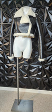 Load image into Gallery viewer, Sherpa crop coat               sz small
