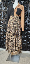Load image into Gallery viewer, Cheetah print long skirt              sz untagged, best fit 14/16
