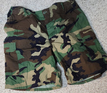 Load image into Gallery viewer, Camo shorts           sz xl
