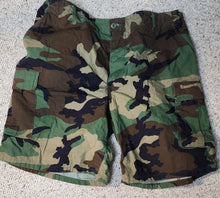 Load image into Gallery viewer, Camo shorts           sz xl
