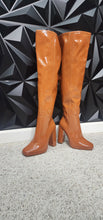 Load image into Gallery viewer, Cape Robbin patent leather heels            sz 7
