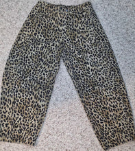Load image into Gallery viewer, Leopard barrel jeans           sz medium
