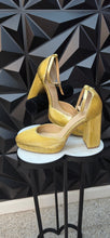 Load image into Gallery viewer, Brand new Badgley Mischka gold chunky heels               sz  9

