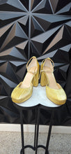 Load image into Gallery viewer, Brand new Badgley Mischka gold chunky heels               sz  9
