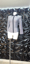Load image into Gallery viewer, Petite sophisticate stripe top        sz medium
