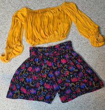 Load image into Gallery viewer, Floral shorts/off shoulder top 2 piece set b    sz medium
