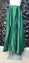 Load image into Gallery viewer, Dave &amp; Johnny long green skirt            sz 14, best fitting sz 10
