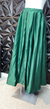 Load image into Gallery viewer, Dave &amp; Johnny long green skirt            sz 14, best fitting sz 10
