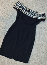 Load image into Gallery viewer, A.J Bari off shoulder dress          sz 4
