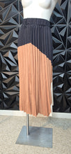 Load image into Gallery viewer, Shein fully pleated skirt        sz 3xl (18)
