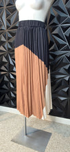 Load image into Gallery viewer, Shein fully pleated skirt        sz 3xl (18)

