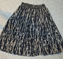 Load image into Gallery viewer, Unbranded printed baby doll skirt           sz 22-24 (fitting sz 14-22)
