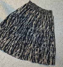 Load image into Gallery viewer, Unbranded printed baby doll skirt           sz 22-24 (fitting sz 14-22)
