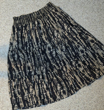 Load image into Gallery viewer, Unbranded printed baby doll skirt           sz 22-24 (fitting sz 14-22)
