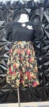 Load image into Gallery viewer, Floral print flare skirt              sz medium-10

