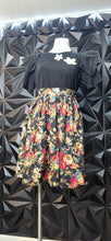 Load image into Gallery viewer, Floral print flare skirt              sz medium-10
