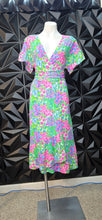 Load image into Gallery viewer, Lily Pultizer floral print baby doll dress            sz medium-10
