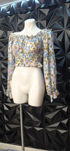 Load image into Gallery viewer, Floral print off shoulder crop top        sz lrg
