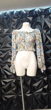 Load image into Gallery viewer, Floral print off shoulder crop top        sz lrg
