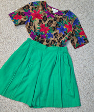 Load image into Gallery viewer, Green shorts/floral print top  sz 10 (elastic waist)
