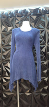 Load image into Gallery viewer, Rhinestone hooded top        sz untagged, fitting sz sm-lrg
