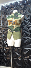 Load image into Gallery viewer, Camo vest                        sz untagged, best fit sz small
