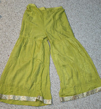Load image into Gallery viewer, Wide leg fit and flare pant       sz lrg 12-14
