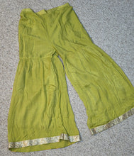 Load image into Gallery viewer, Wide leg fit and flare pant       sz lrg 12-14
