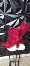 Load image into Gallery viewer, Fashion nova reptile print heels            sz 11
