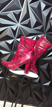 Load image into Gallery viewer, Fashion nova reptile print heels            sz 11
