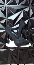 Load image into Gallery viewer, Vince Camuto black heels         sz  8.5
