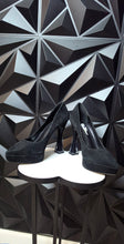 Load image into Gallery viewer, Vince Camuto black heels         sz  8.5
