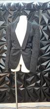 Load image into Gallery viewer, Black floral embossed blazer              sz lrg fitting

