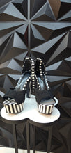 Load image into Gallery viewer, Black and white platform heels              sz 41= sz 10

