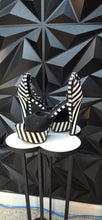 Load image into Gallery viewer, Black and white platform heels              sz 41= sz 10
