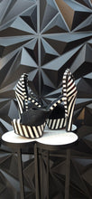 Load image into Gallery viewer, Black and white platform heels              sz 41= sz 10
