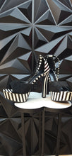 Load image into Gallery viewer, Black and white platform heels              sz 41= sz 10

