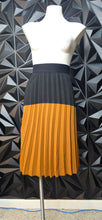 Load image into Gallery viewer, Metro Wear 2 tone pleated skirt             sz med-10
