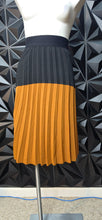 Load image into Gallery viewer, Metro Wear 2 tone pleated skirt             sz med-10
