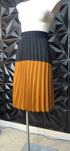 Load image into Gallery viewer, Metro Wear 2 tone pleated skirt             sz med-10
