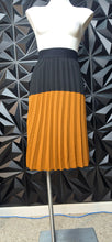 Load image into Gallery viewer, Metro Wear 2 tone pleated skirt             sz med-10
